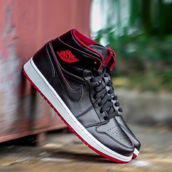 red black white jordan retro 1